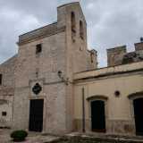 Il prospetto della chiesa appare sobrio e lineare e sono evidenti i segni del rimaneggiamento subito nel corso secoli: dalla lavorazione e dal colore diverso delle pietre sino all�aggiunta del campanile laterale